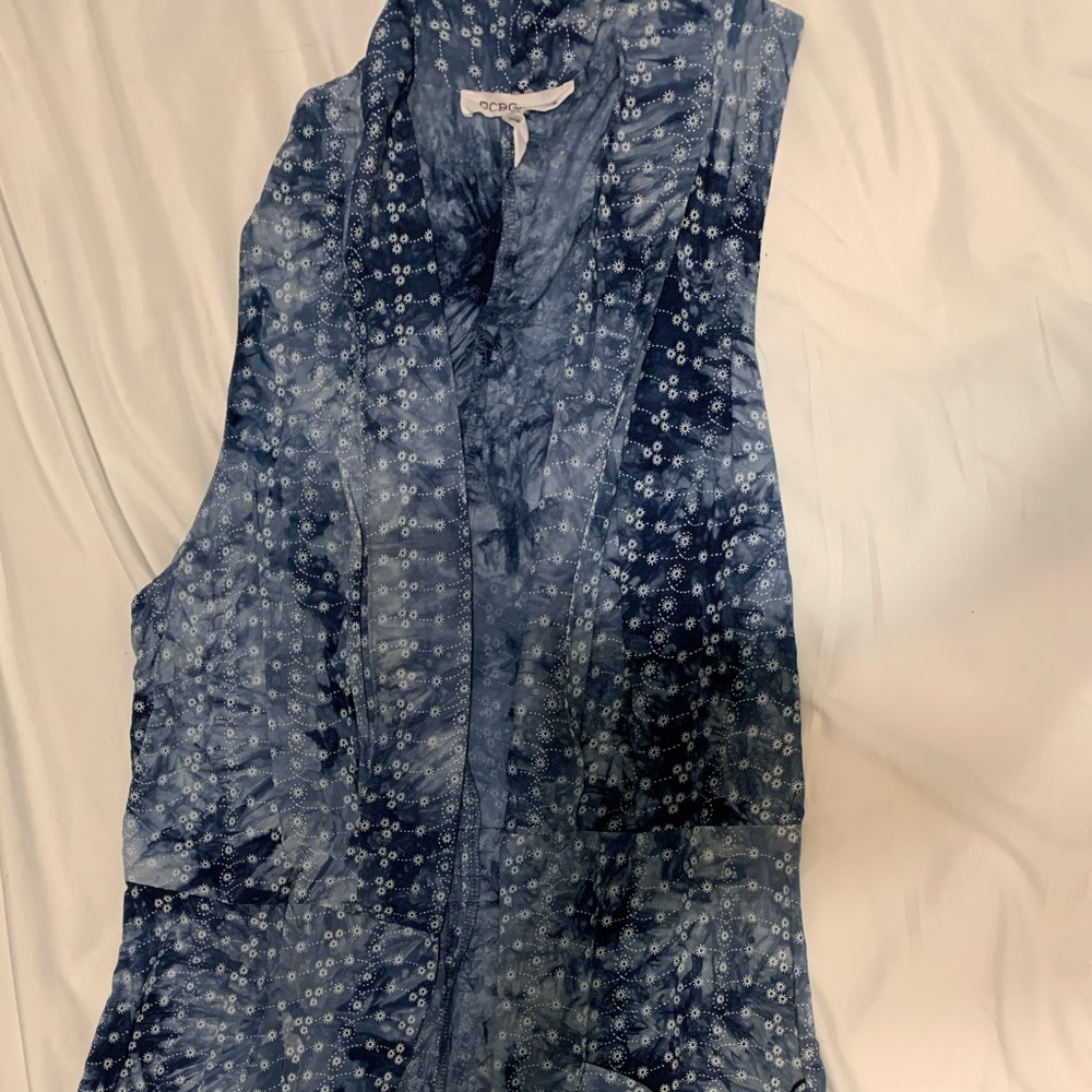 Sleeveless long blue vest